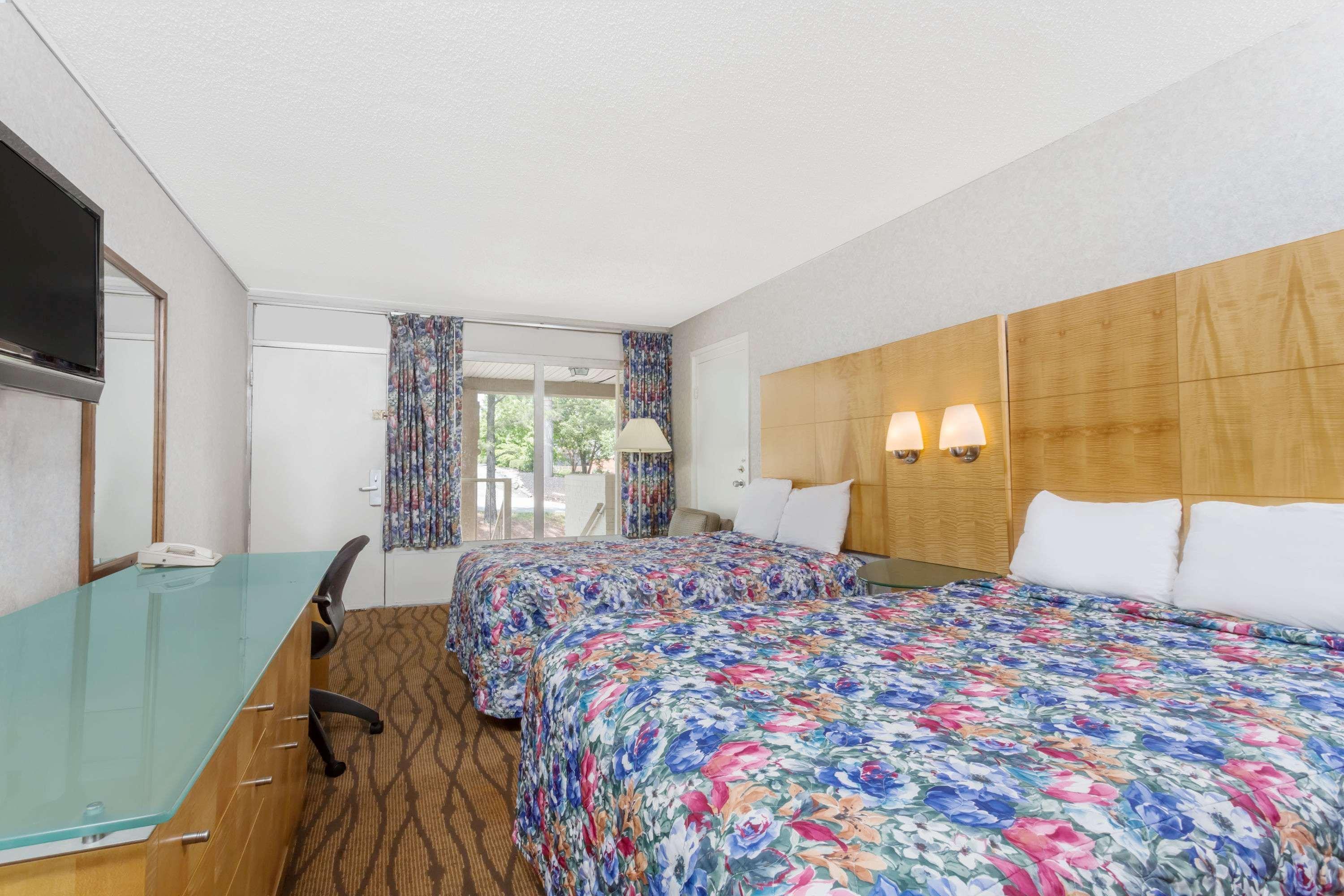 Days Inn By Wyndham Greensboro Airport Εξωτερικό φωτογραφία