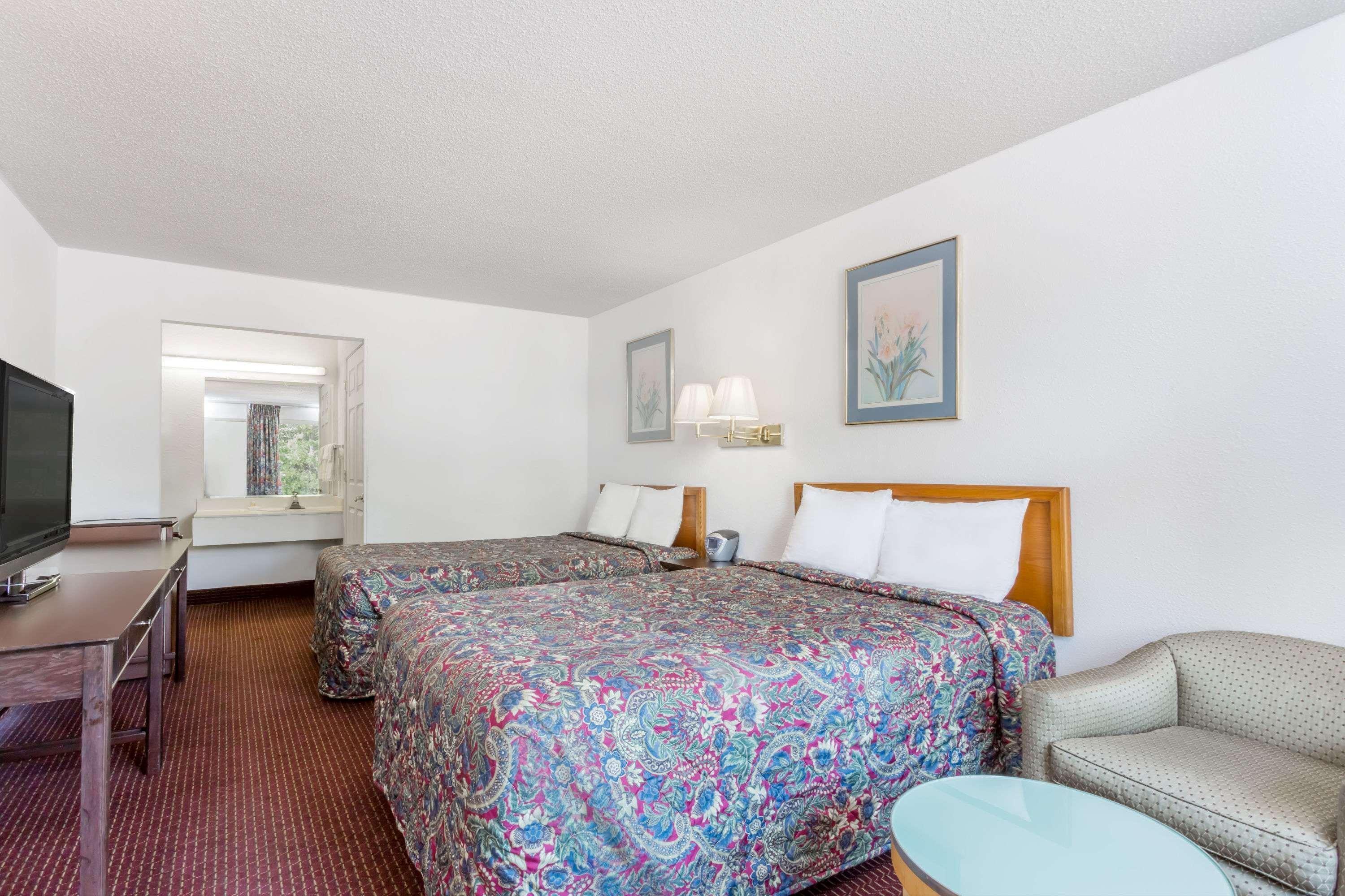 Days Inn By Wyndham Greensboro Airport Εξωτερικό φωτογραφία