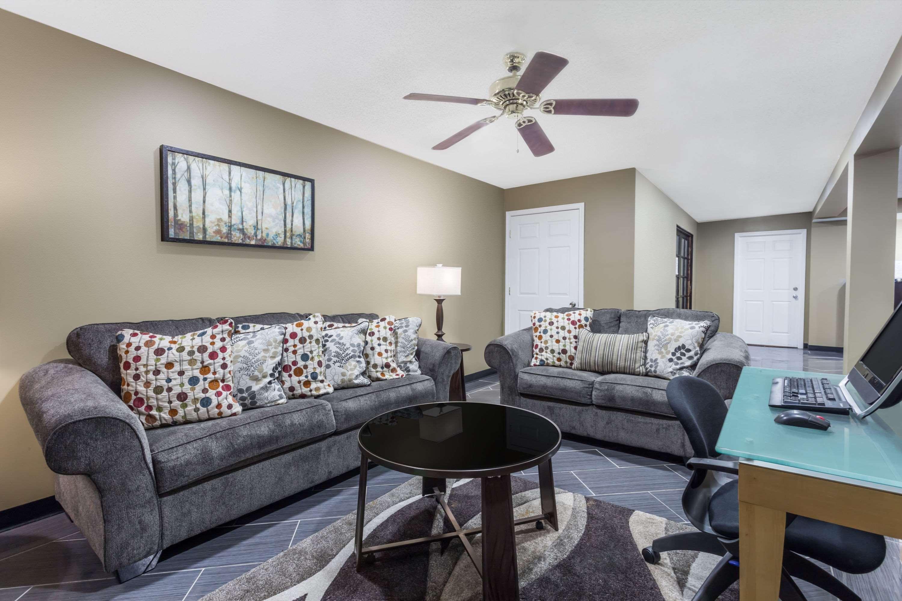 Days Inn By Wyndham Greensboro Airport Εξωτερικό φωτογραφία