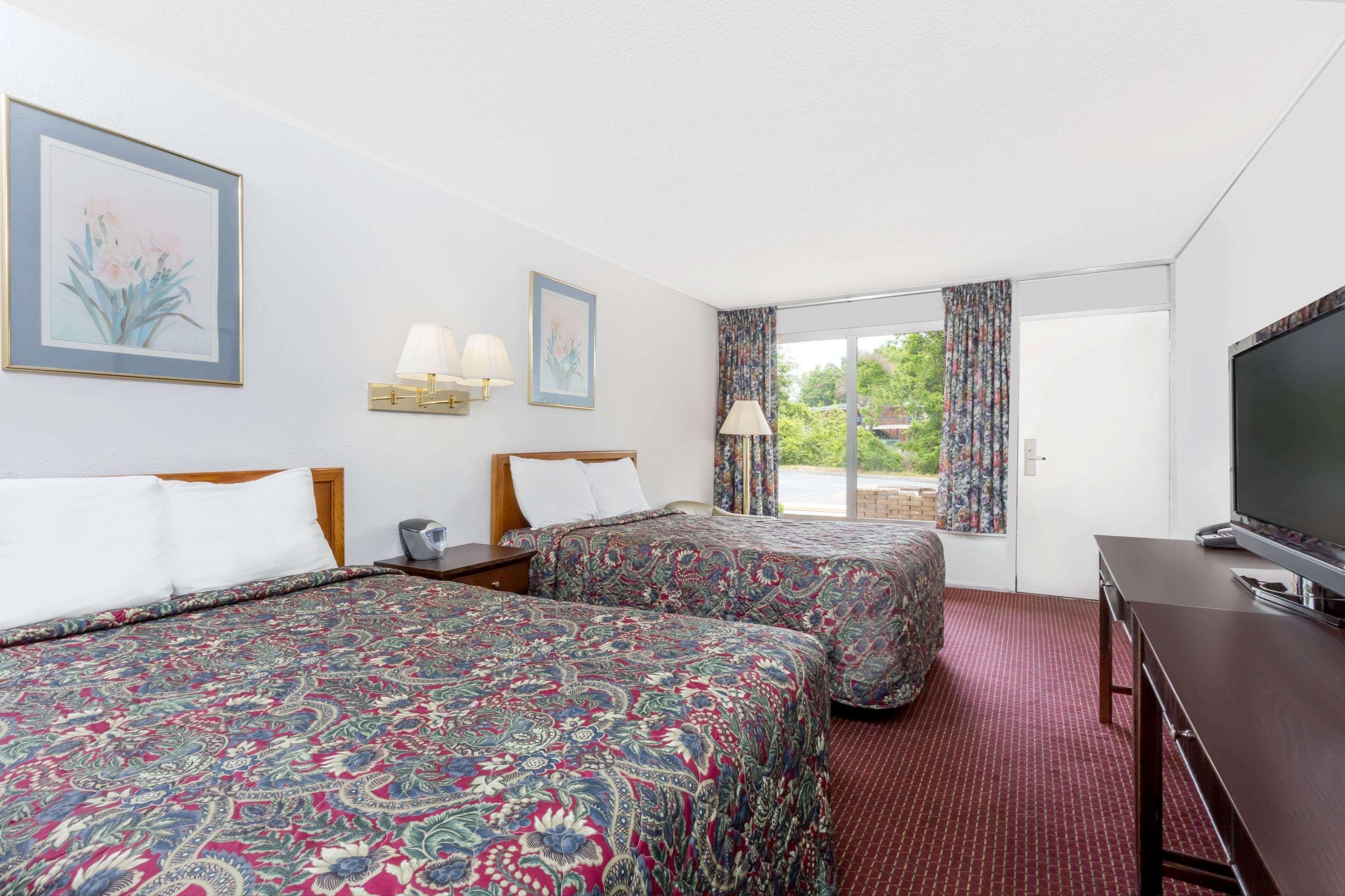 Days Inn By Wyndham Greensboro Airport Εξωτερικό φωτογραφία