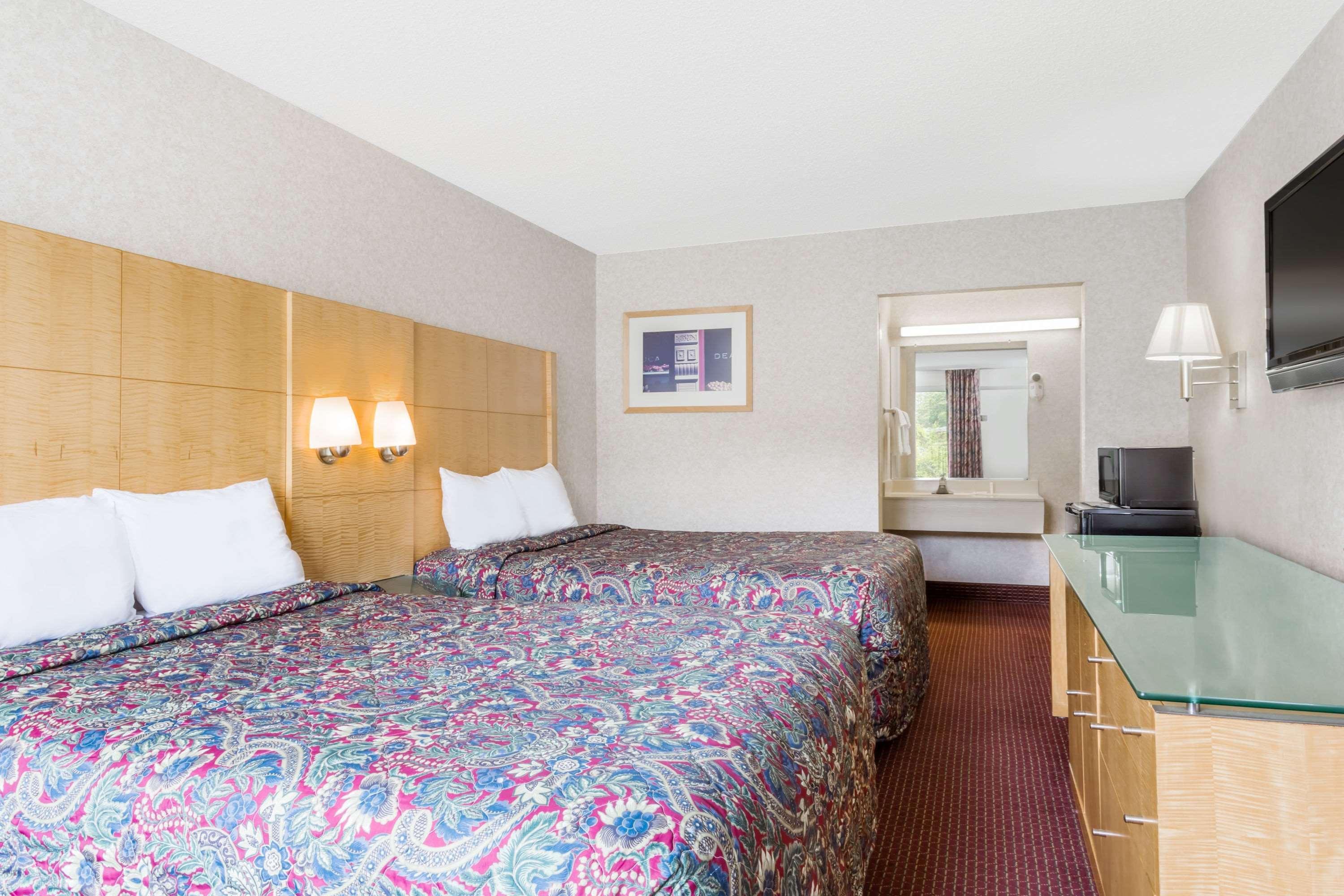 Days Inn By Wyndham Greensboro Airport Εξωτερικό φωτογραφία