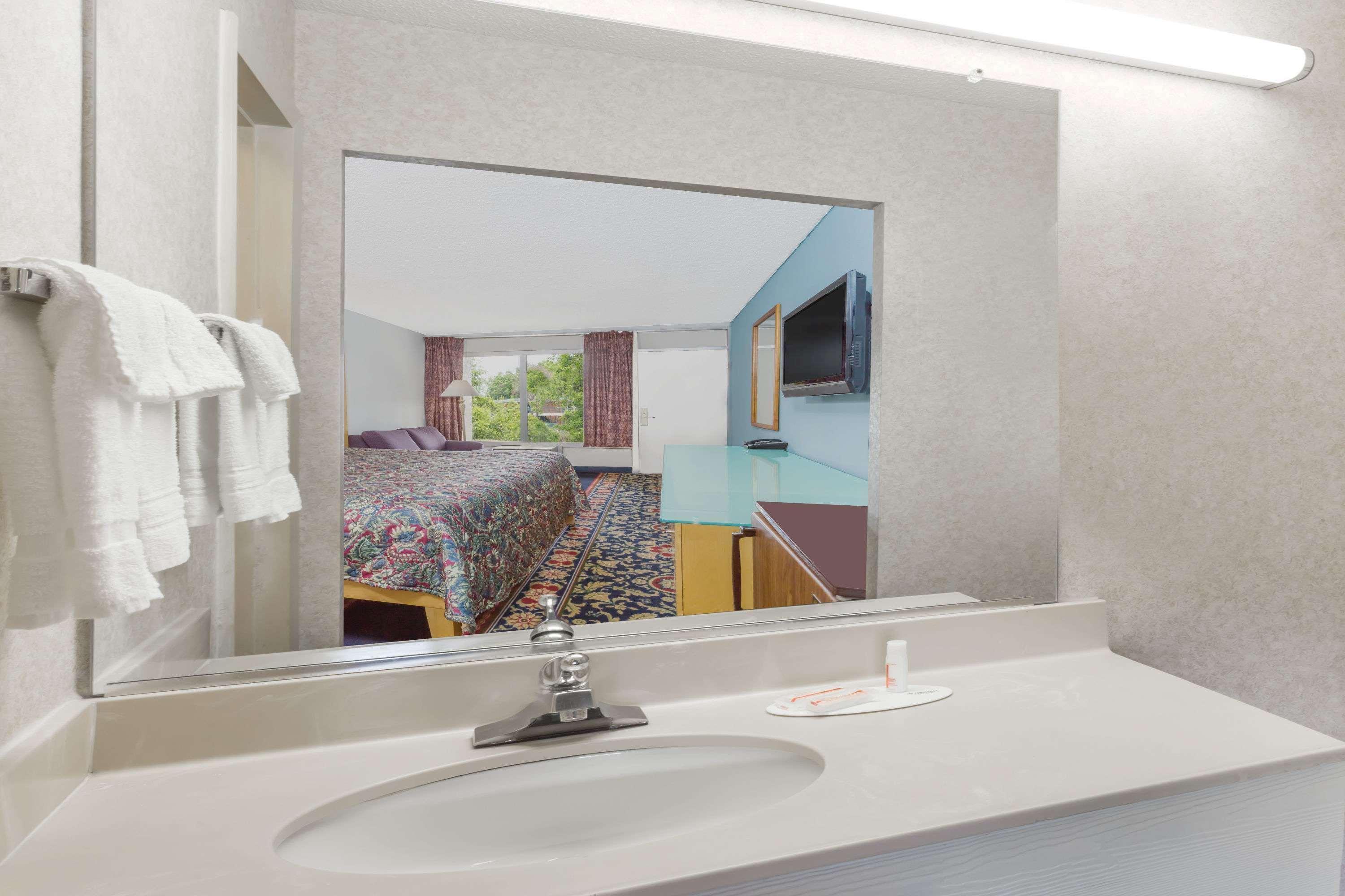 Days Inn By Wyndham Greensboro Airport Εξωτερικό φωτογραφία