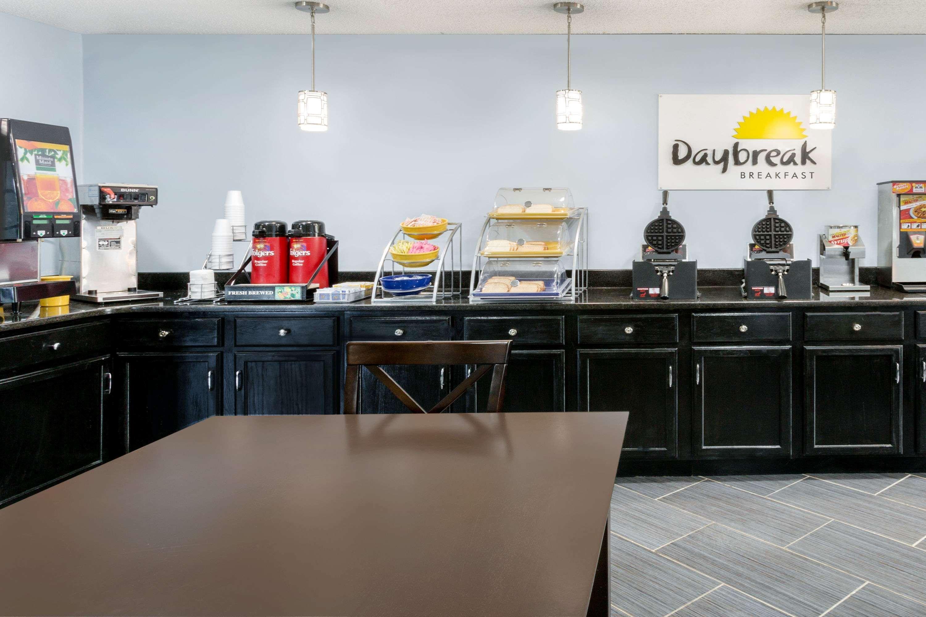 Days Inn By Wyndham Greensboro Airport Εξωτερικό φωτογραφία